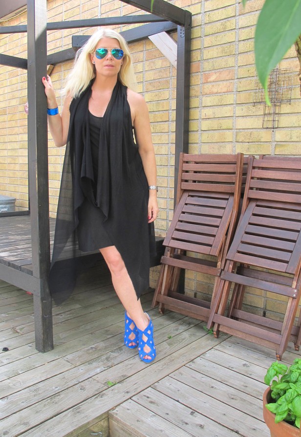 ana_dress_moxy_copenhagen_blue_heels_ray_ban-mirror_sunglasses-2