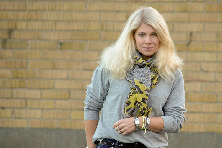 Blogger Annika Soulcityguide with yellow and silver bracelets