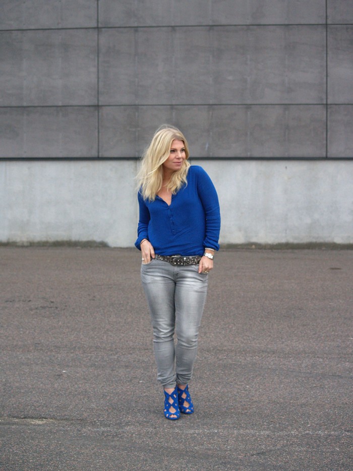Electric blue blouse, light grey skinny jeans, high heel sandals