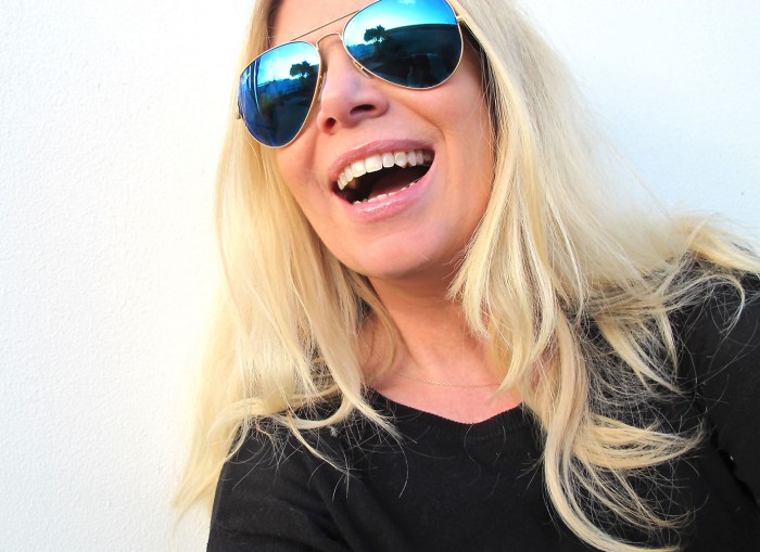 White smile and blue ray-ban aviator sunglasses