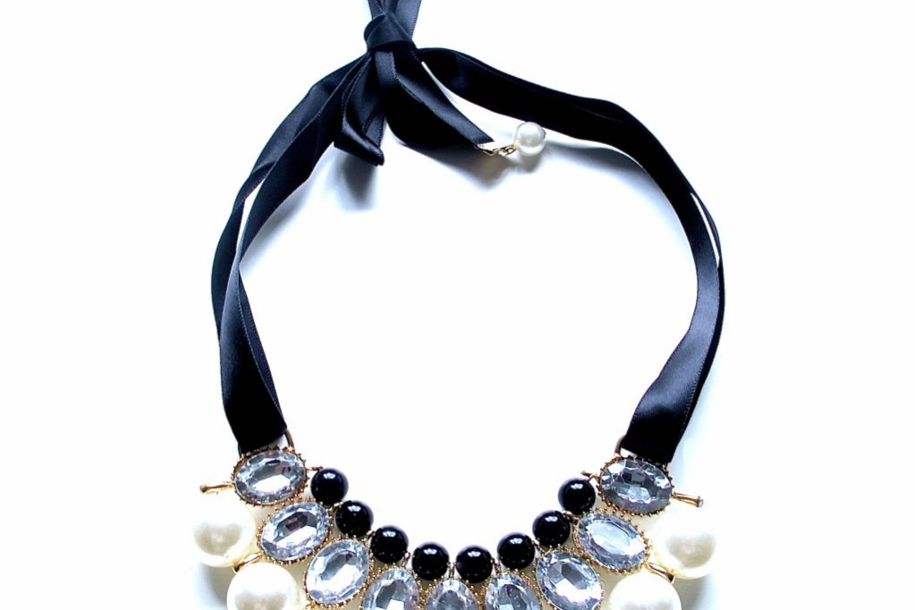 halsband från tiffyanys darlings med stenar och pärlor, knyts med svart sidenband